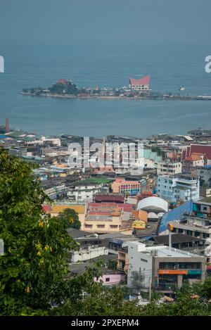 La vue de la ville de si Racha dans la province de Chonburi en Thaïlande, Siracha, novembre 2022 Banque D'Images