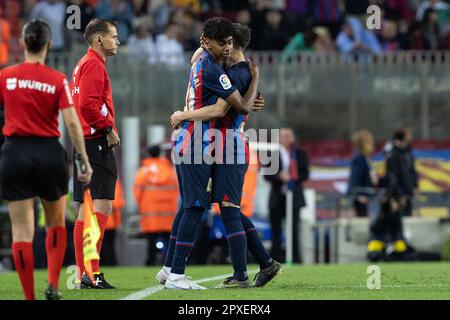 BARCELONE, ESPAGNE - AVRIL 29 : Lamine Yamal du FC Barcelone fait ses débuts en tant que plus jeune joueur du FC Barcelone lors du match de la Liga entre le FC Barcelone et Real Betis au camp Spotify Nou sur 29 avril 2023 à Barcelone, en Espagne Banque D'Images