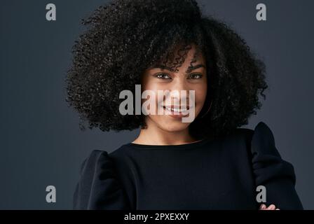 Ils m'appellent pour conclure l'accord. une jeune femme d'affaires sur fond de studio. Banque D'Images