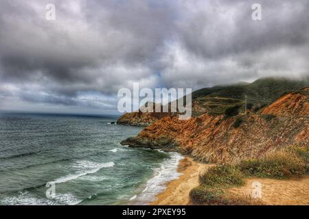 Cette image à couper le souffle présente une plage pittoresque avec une ligne de falaise époustouflante offrant une vue imprenable sur le paysage environnant Banque D'Images