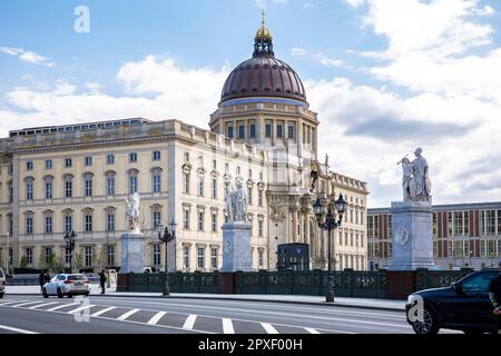 Palais de la ville dans le quartier de Mitte, façade ouest avec dôme, statues sur le pont du Palais, Berlin, Allemagne. das Stadtschloss im Bezirk Mitte, Westfassade mit Banque D'Images