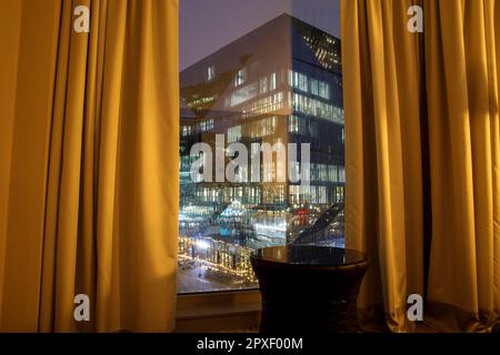 Vue de la chambre de l'hôtel Steigenberger au Cube Berlin, immeuble de bureaux en forme de cube sur la place Washington près de la gare centrale, Berlin, Allemagne. Banque D'Images