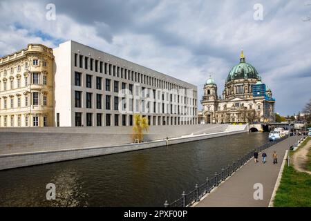 Palais de la ville avec le Forum Humboldt, la cathédrale de Berlin dans le quartier de Mitte, rivière Spree, Berlin, Allemagne. das Stadtschloss mit Humboldt Forum, der BE Banque D'Images