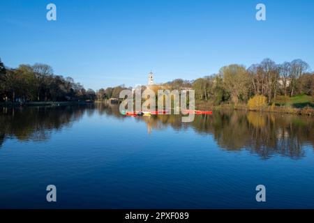 Réflexions printanières sur le lac à Highfields University Park à Nottingham, Nottinghamshire Angleterre Royaume-Uni Banque D'Images