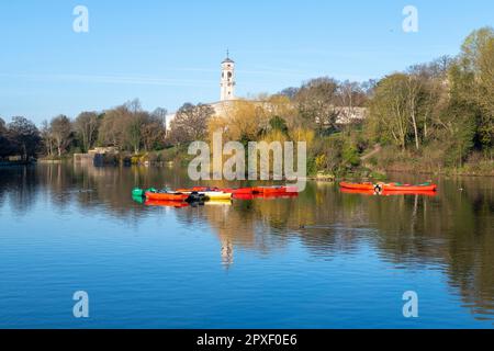 Réflexions printanières sur le lac à Highfields University Park à Nottingham, Nottinghamshire Angleterre Royaume-Uni Banque D'Images