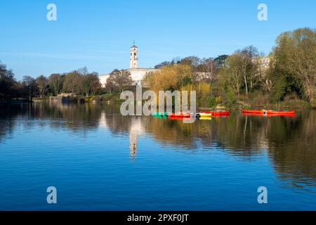 Réflexions printanières sur le lac à Highfields University Park à Nottingham, Nottinghamshire Angleterre Royaume-Uni Banque D'Images