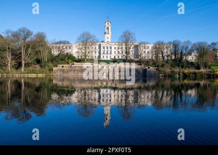 Réflexions printanières sur le lac à Highfields University Park à Nottingham, Nottinghamshire Angleterre Royaume-Uni Banque D'Images