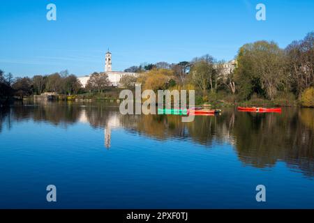 Réflexions printanières sur le lac à Highfields University Park à Nottingham, Nottinghamshire Angleterre Royaume-Uni Banque D'Images