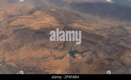 vue aérienne d'une rivière ou d'un plan d'eau dans un paysage désertique et spectaculaire au moyen-orient. Banque D'Images