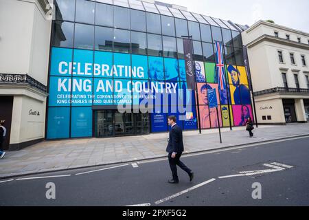 Londres, Royaume-Uni. 2 mai 2023. La banque Coutts dans le Strand célèbre le couronnement du roi Charles III et de la reine Camilla le 6 mai avec les paroles célébrant le roi et le pays et des photos de personnes forment la confiance du prince. Credit: amer ghazzal / Alamy Live News Banque D'Images