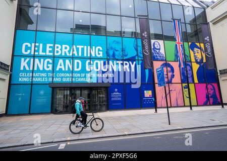 Londres, Royaume-Uni. 2 mai 2023. La banque Coutts dans le Strand célèbre le couronnement du roi Charles III et de la reine Camilla le 6 mai avec les paroles célébrant le roi et le pays et des photos de personnes forment la confiance du prince. Credit: amer ghazzal / Alamy Live News Banque D'Images