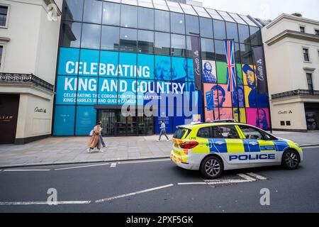 Londres, Royaume-Uni. 2 mai 2023. La banque Coutts dans le Strand célèbre le couronnement du roi Charles III et de la reine Camilla le 6 mai avec les paroles célébrant le roi et le pays et des photos de personnes forment la confiance du prince. Credit: amer ghazzal / Alamy Live News Banque D'Images