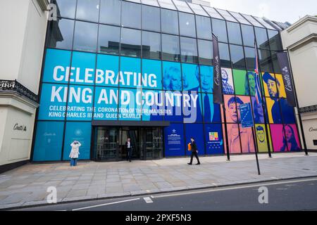 Londres, Royaume-Uni. 2 mai 2023. La banque Coutts dans le Strand célèbre le couronnement du roi Charles III et de la reine Camilla le 6 mai avec les paroles célébrant le roi et le pays et des photos de personnes forment la confiance du prince. Credit: amer ghazzal / Alamy Live News Banque D'Images