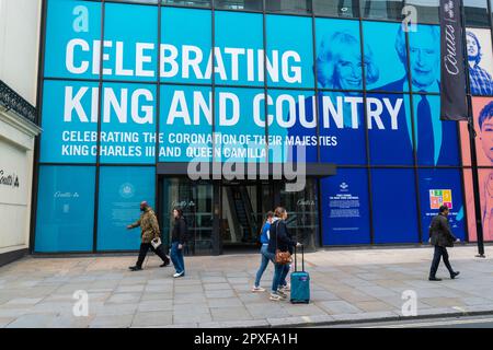 Londres, Royaume-Uni. 2 mai 2023. La banque Coutts dans le Strand célèbre le couronnement du roi Charles III et de la reine Camilla le 6 mai avec les paroles célébrant le roi et le pays et des photos de personnes forment la confiance du prince. Credit: amer ghazzal / Alamy Live News Banque D'Images