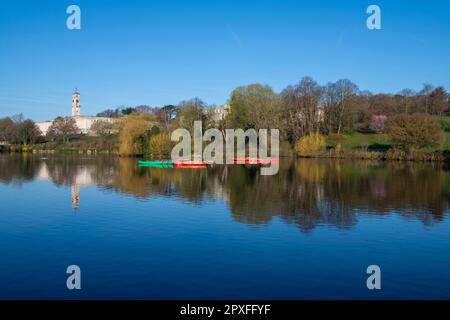 Réflexions printanières sur le lac à Highfields University Park à Nottingham, Nottinghamshire Angleterre Royaume-Uni Banque D'Images