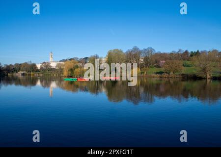 Réflexions printanières sur le lac à Highfields University Park à Nottingham, Nottinghamshire Angleterre Royaume-Uni Banque D'Images