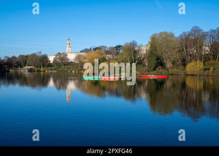 Réflexions printanières sur le lac à Highfields University Park à Nottingham, Nottinghamshire Angleterre Royaume-Uni Banque D'Images