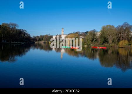 Réflexions printanières sur le lac à Highfields University Park à Nottingham, Nottinghamshire Angleterre Royaume-Uni Banque D'Images