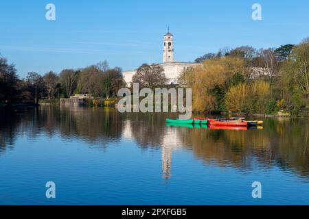 Réflexions printanières sur le lac à Highfields University Park à Nottingham, Nottinghamshire Angleterre Royaume-Uni Banque D'Images