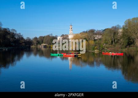 Réflexions printanières sur le lac à Highfields University Park à Nottingham, Nottinghamshire Angleterre Royaume-Uni Banque D'Images