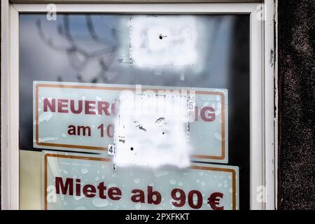 Duisburg, Allemagne. 02nd mai 2023. Des trous de balle peuvent être vus dans une fenêtre d'une maison de prostitution dans le quartier rouge de Duisburg. Un propriétaire de maison de prostitution a été abattu dans la nuit de 2 mai, dans le quartier rouge de Duisburg. Credit: Christoph Reichwein/dpa/Alay Live News Banque D'Images