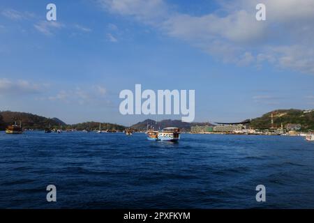 L'atmosphère autour des eaux et du port de Labuan Bajo, une des destinations importantes en Indonésie. Banque D'Images