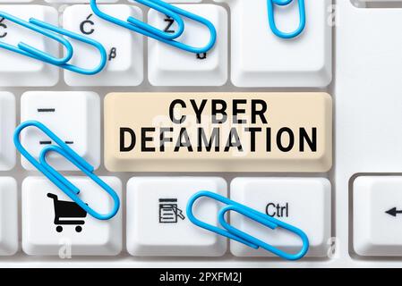Signe d'écriture à la main Cyber Defamation, l'approche d'affaires calomnie menée par les médias numériques habituellement par Internet Banque D'Images