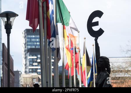 Statue en bronze de l'Europe 1993 par Claerhout peut, statue de Europa maintenant l'epsilon grec, symbole de l'euro, en face du bâtiment Paul-Henri Spaak Banque D'Images