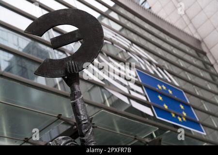 Statue en bronze de l'Europe 1993 par Claerhout peut, statue de Europa maintenant l'epsilon grec, symbole de l'euro, en face du bâtiment Paul-Henri Spaak Banque D'Images