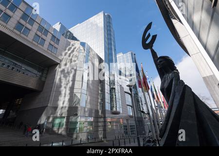 Altiero Spinelli, statue en bronze de l'Europe 1993 par Claerhout peut, statue de Europa maintenant l'epsilon grec, symbole de l'euro, en fr Banque D'Images