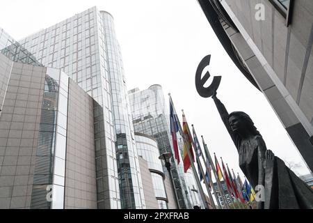 Altiero Spinelli, statue en bronze de l'Europe 1993 par Claerhout peut, statue de Europa maintenant l'epsilon grec, symbole de l'euro, en fr Banque D'Images