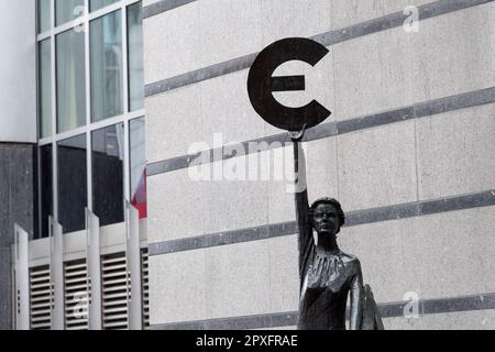 Statue en bronze de l'Europe 1993 par Claerhout peut, statue de Europa maintenant l'epsilon grec, symbole de l'euro, en face du bâtiment Paul-Henri Spaak Banque D'Images