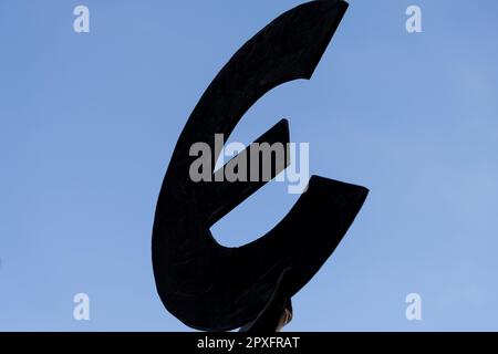 Statue en bronze de l'Europe 1993 par Claerhout peut, statue de Europa maintenant l'epsilon grec, symbole de l'euro, en face du bâtiment Paul-Henri Spaak Banque D'Images