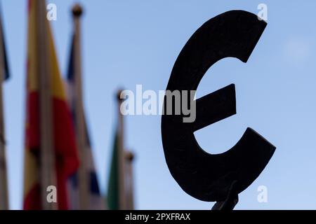 Statue en bronze de l'Europe 1993 par Claerhout peut, statue de Europa maintenant l'epsilon grec, symbole de l'euro, en face du bâtiment Paul-Henri Spaak Banque D'Images