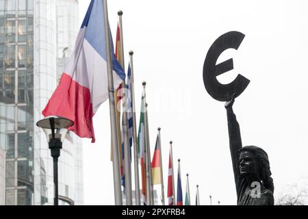 Statue en bronze de l'Europe 1993 par Claerhout peut, statue de Europa maintenant l'epsilon grec, symbole de l'euro, en face du bâtiment Paul-Henri Spaak Banque D'Images