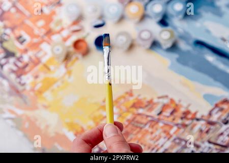 Photo de couleur. Activités antistress pour adultes. Femme tient une brosse. Banque D'Images