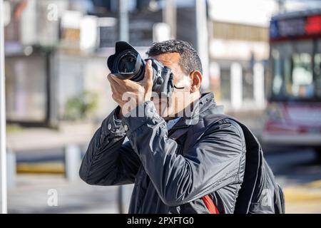 Gros plan d'un photographe prenant une photo. Banque D'Images