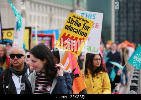 Londres, Royaume-Uni. 02 mai 2023. Grève des enseignants sauver nos écoles. Mardi, 2 mai, des enseignants du Syndicat national de l'éducation (NEU) mènent une grève dans les écoles et les collèges d'Angleterre dans le cadre d'une campagne visant à obtenir une augmentation de salaire entièrement financée au-dessus de l'inflation. Traversez Westminster, avec une manifestation devant le ministère de l'éducation et un rassemblement devant Downing Street. Credit: Waldemar Sikora/Alay Live News Banque D'Images