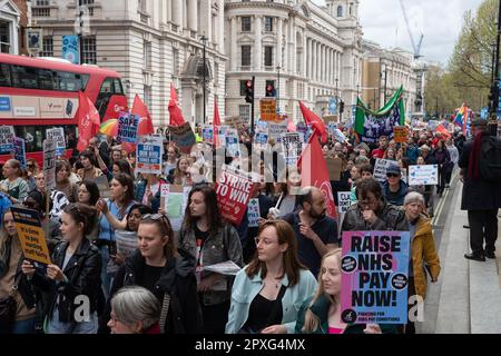 Londres, Royaume-Uni. 1st mai 2023. Grève du personnel du NHS de l'hôpital St Thomas à Trafalgar Sqaure à Londres, le RCN surtraite les salaires et les conditions d'emploi. Crédit : Lucy North/Alamy Live News Banque D'Images