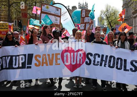 Londres, Royaume-Uni. 02 mai 2023. Grève des enseignants sauver nos écoles. Mardi, 2 mai, des enseignants du Syndicat national de l'éducation (NEU) mènent une grève dans les écoles et les collèges d'Angleterre dans le cadre d'une campagne visant à obtenir une augmentation de salaire entièrement financée au-dessus de l'inflation. Traversez Westminster, avec une manifestation devant le ministère de l'éducation et un rassemblement devant Downing Street. Credit: Waldemar Sikora/Alay Live News Banque D'Images