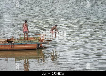 06 12 2017 garçons sautant dans la rivière Krishna dans le district de Narsobawadi Kolhapur Maharashtra Inde.Asie. Banque D'Images