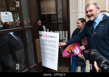 Londres, Royaume-Uni. 2 mai 2023. Kevin Courtney, secrétaire général conjoint du Syndicat national de l'éducation, remet une lettre au secrétaire d'État à l'éducation Gillian Keegan du ministère de l'éducation, alors que les enseignants en grève passent une journée d'action industrielle. Les grévistes appellent à des augmentations de salaire supérieures à l'inflation et à un meilleur financement pour les écoles. Crédit : Ron Fassbender/Alamy Live News Banque D'Images