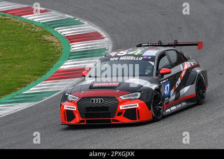 Scarperia, 23 mars 2023 : Audi RS3 LMS DSG TCR de Team AIKOA course en action pendant la course Hankook 12h au circuit Mugello en Italie. Banque D'Images