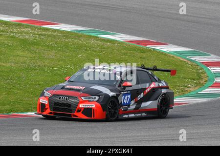 Scarperia, 23 mars 2023 : Audi RS3 LMS DSG TCR de Team AIKOA course en action pendant la course Hankook 12h au circuit Mugello en Italie. Banque D'Images