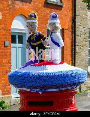 Bridport, Dorset, Royaume-Uni. 2nd mai 2023. Un surmatelas à crochet pour le roi Charles III et la reine Camilla décore une boîte à colonnes sur South Street à Bridport à Dorset, devant le couronnement du roi samedi. Crédit photo : Graham Hunt/Alamy Live News Banque D'Images