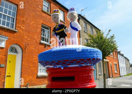 Bridport, Dorset, Royaume-Uni. 2nd mai 2023. Un surmatelas à crochet pour le roi Charles III et la reine Camilla décore une boîte à colonnes sur South Street à Bridport à Dorset, devant le couronnement du roi samedi. Crédit photo : Graham Hunt/Alamy Live News Banque D'Images