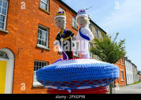 Bridport, Dorset, Royaume-Uni. 2nd mai 2023. Un surmatelas à crochet pour le roi Charles III et la reine Camilla décore une boîte à colonnes sur South Street à Bridport à Dorset, devant le couronnement du roi samedi. Crédit photo : Graham Hunt/Alamy Live News Banque D'Images