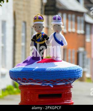 Bridport, Dorset, Royaume-Uni. 2nd mai 2023. Un surmatelas à crochet pour le roi Charles III et la reine Camilla décore une boîte à colonnes sur South Street à Bridport à Dorset, devant le couronnement du roi samedi. Crédit photo : Graham Hunt/Alamy Live News Banque D'Images