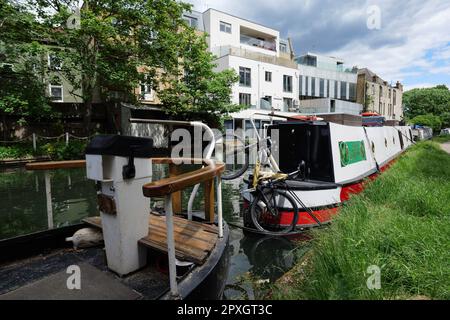 Londres - 05 21 2022 : Péniche amarrée sur le sentier du Grand Union Canal près de la rue Adela Banque D'Images