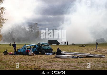 Le grand exercice militaire Aurora23, à la base aérienne de Malmen, Malmslätt, en Suède, pendant mardi. Au cours de l'exercice, les services de santé militaires et civils s'exerceront à traiter un grand nombre de blessés après une simulation d'attaque par robot contre l'aile des hélicoptères des forces armées suédoises à la base aérienne de Malmen. Banque D'Images